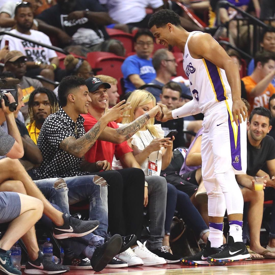 朗佐-鲍尔晒夏联现场与哈特击掌照:mvp